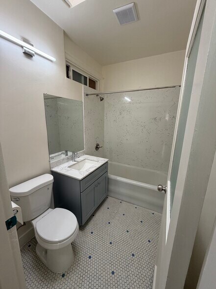 Building Photo - 495 Elwood Ave