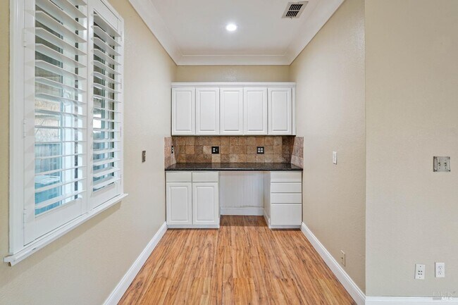 Building Photo - 606 Roscommon Pl