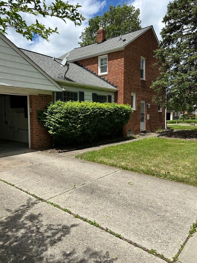 Building Photo - Spacious Colonial For Rent in Lyndhurst