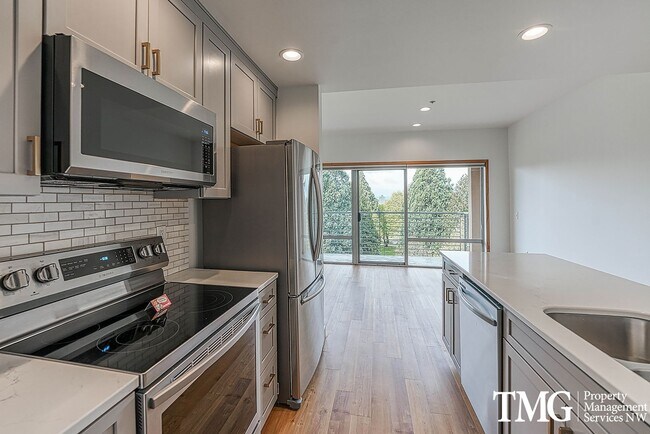 Building Photo - Top-Floor 2BD/2BA Condo w/ Stunning Park Views & Utilities Included