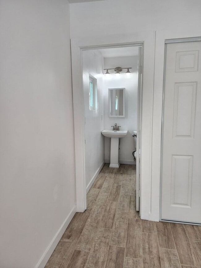 Building Photo - $1000 REBATE!! 1bdrm/1bath COTTAGE in Historic Sherman Heights!