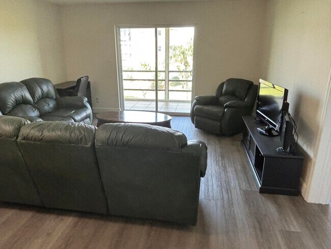 Building Photo - 2668 Garden Dr N