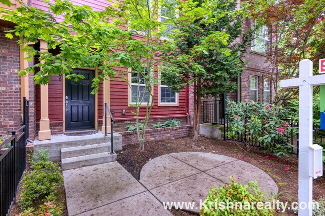 Building Photo - Orenco Gardens Townhome: 3BD, 2BA, 2-Car G...