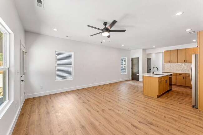 Building Photo - 3425 Garden Dr