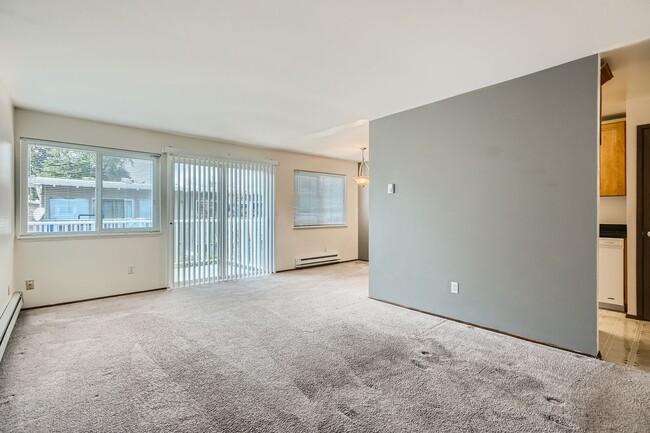 Building Photo - Fabulous Top Floor End Unit 1 Bed 1 Bath N...