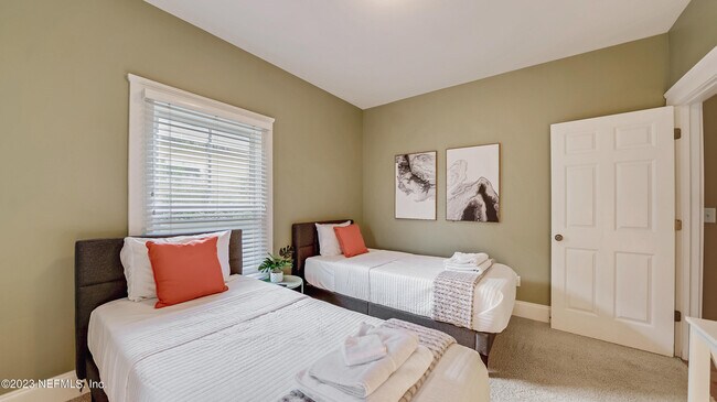 Building Photo - 128 E 9th St