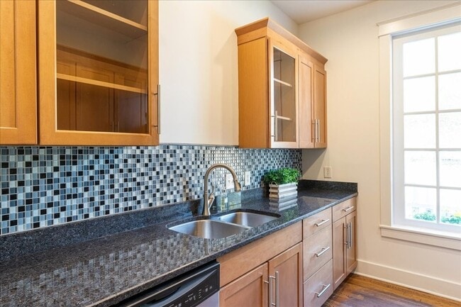 Building Photo - 1411 10th Ave N