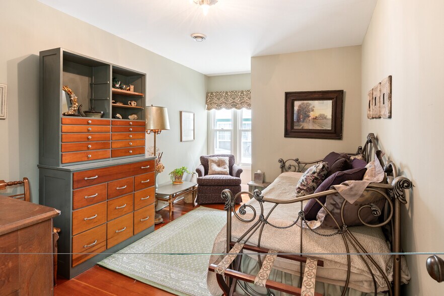 Second Bedroom, trundle bed - 123 S Ferry Dr