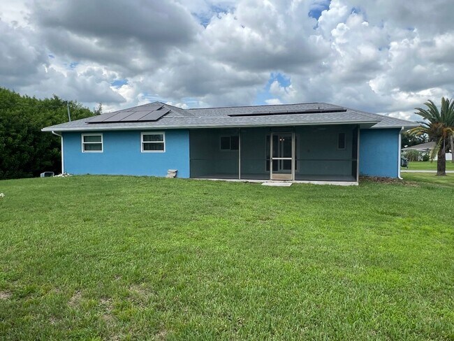 Building Photo - Annual ** Newly Renovated ** 3 Bedroom / 2...