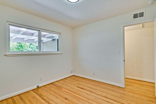 Building Photo - 941 // (Duplex)