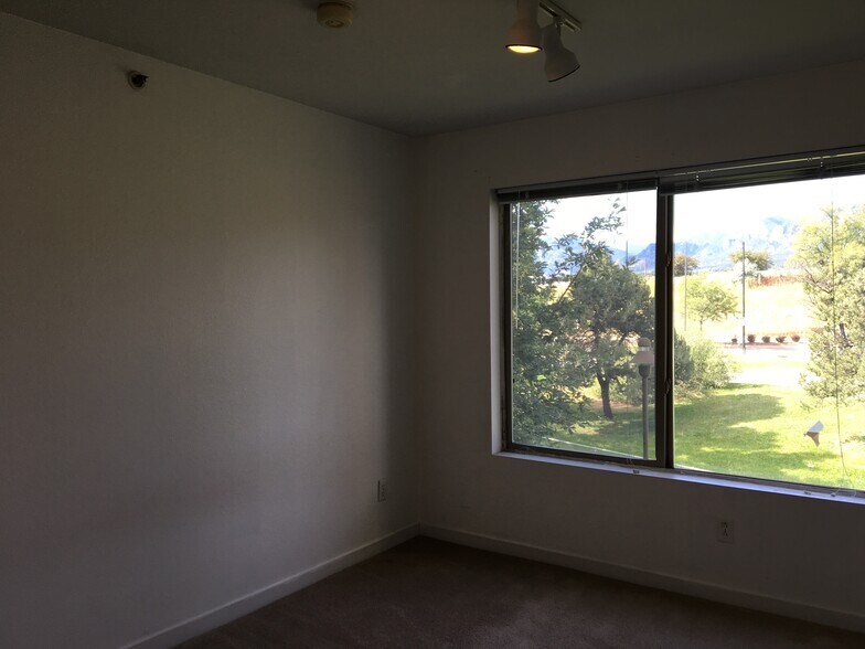 Building Photo - 33 S Boulder Cir