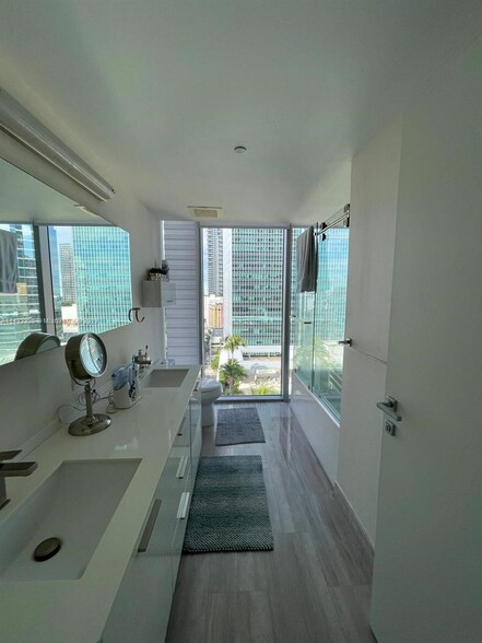 Building Photo - 1300 Brickell Bay Dr