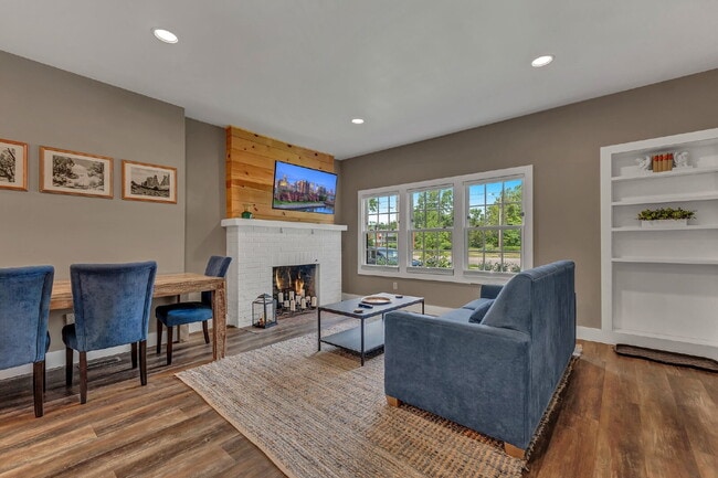 Building Photo - Furnished 1-Bedroom Lower Apartment on Main St