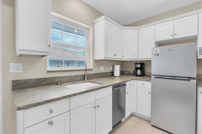 Building Photo - 1800 Pass a Grille Way