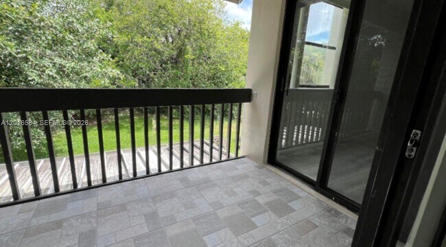 Building Photo - 8885 Fontainebleau Blvd