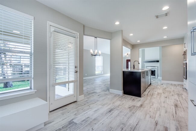 Building Photo - 3331 Hemingway Dr
