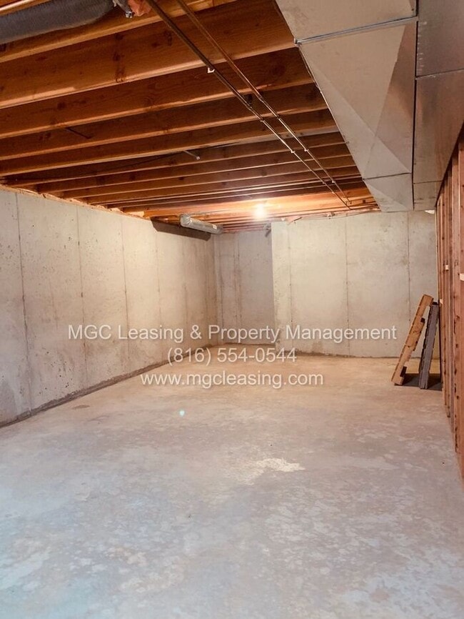 Building Photo - Updated Interior Townhome at Remington Village — Raymore, MO