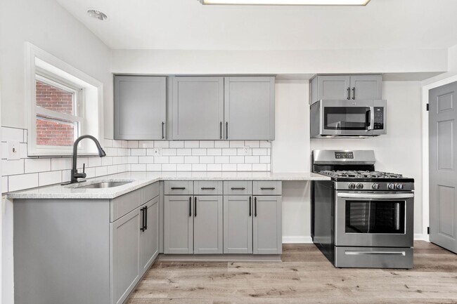 Building Photo - SCORE 50% OFF 1ST MONTH'S RENT IF SIGNED BY JUNE 19! Beautiful 3 bedroom home in Pittsburgh avail...