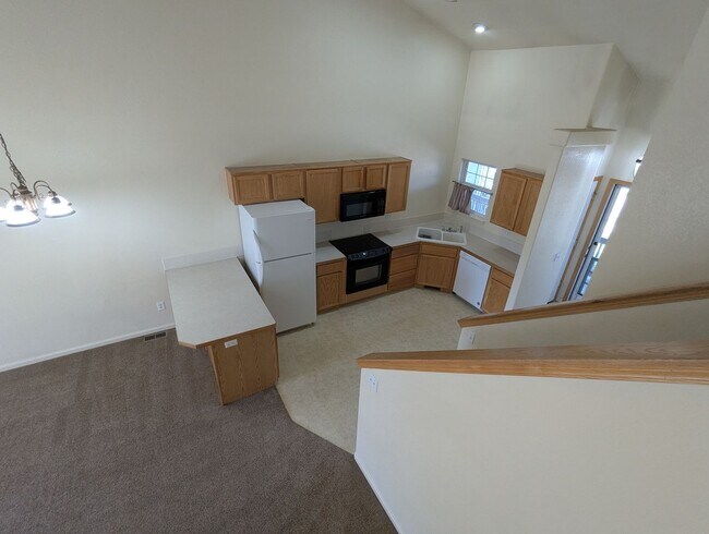 Building Photo - AWESOME 3-BDRM, 3-BATH, 4-LEVEL HOME AVAILABLE FOR IMMEDIATE OCCUPANCY IN