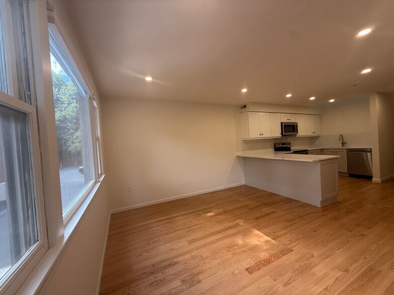 Building Photo - 105 Beaconsfield Rd