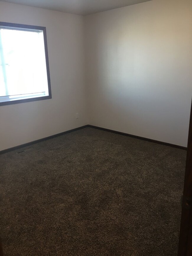 Building Photo - 3 Bed 3 Bath Twin Home