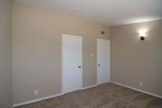 Building Photo - Spacious 2 Bedroom 1 Bath Duplex! Central ...