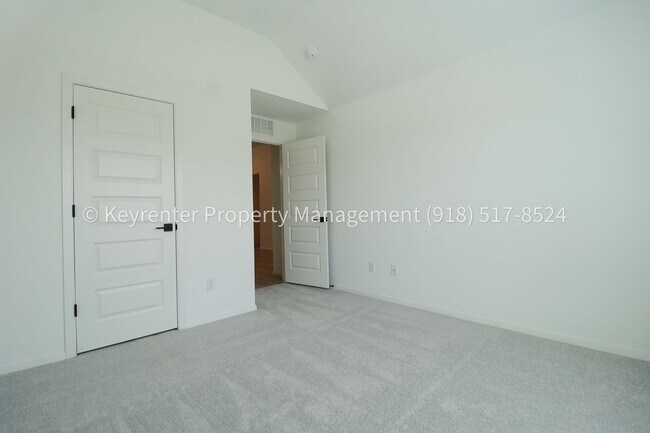 Building Photo - 2908 S Redwood Ave