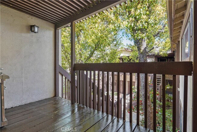 Building Photo - 15457 Moorpark St