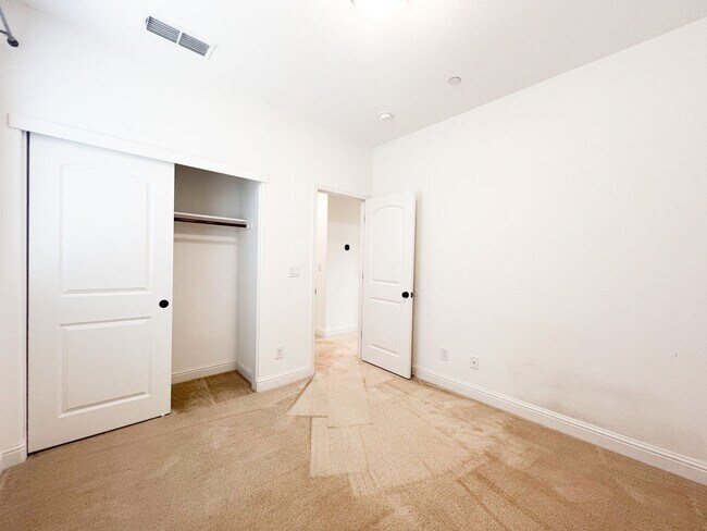 Building Photo - Spacious 4 Bd 3 Bath Home in Elk Grove