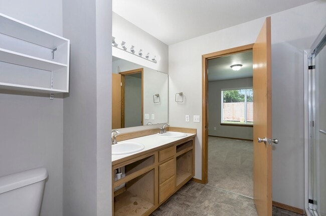 Building Photo - Spacious 4-Bedroom Home on a Tranquil Cul-de-Sac in Puyallup