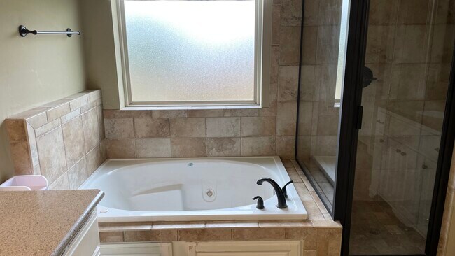 Building Photo - 15512 Maple Ridge Ln