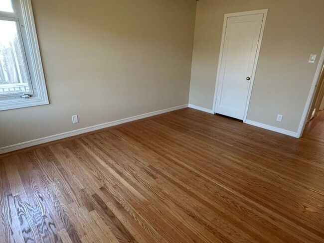 Building Photo - Epic REA - Great Home w/2 BR/1 BA Plus Bonus Loft in Mills Park Neighborhood