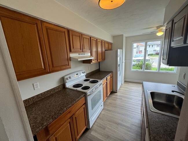 Building Photo - Beautiful townhome convenient to schools, ...