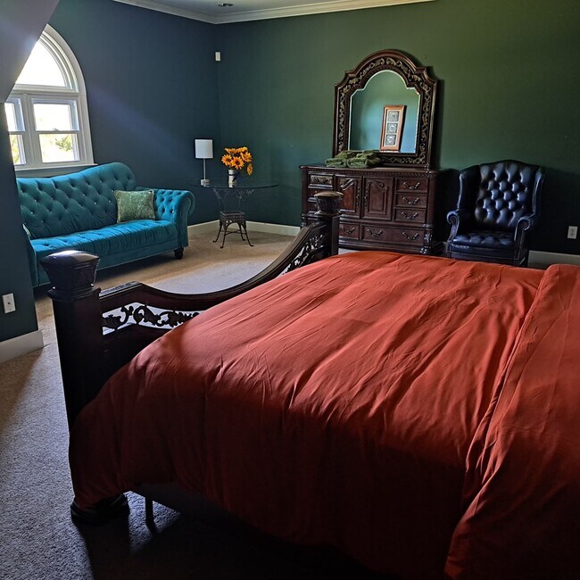 Building Photo - FURNISHED 6500 SQ FT MANSION (SHORT TERM / INSURANCE)