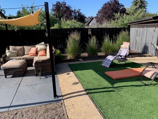 Building Photo - 3 Bed 2 Bath Single level FULLY FURNISHED