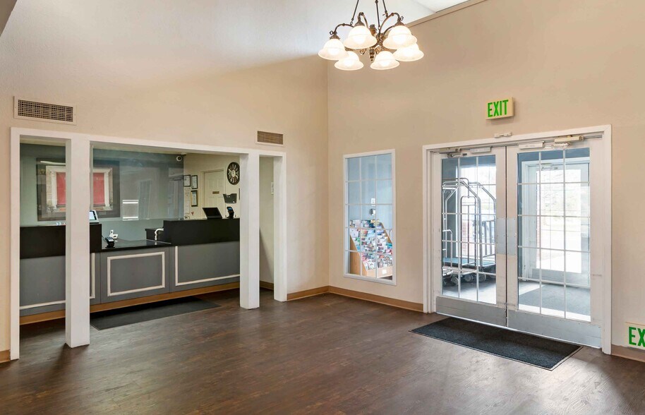 Building Photo - Furnished Studio-Kansas City - Airport - Tiffany Springs