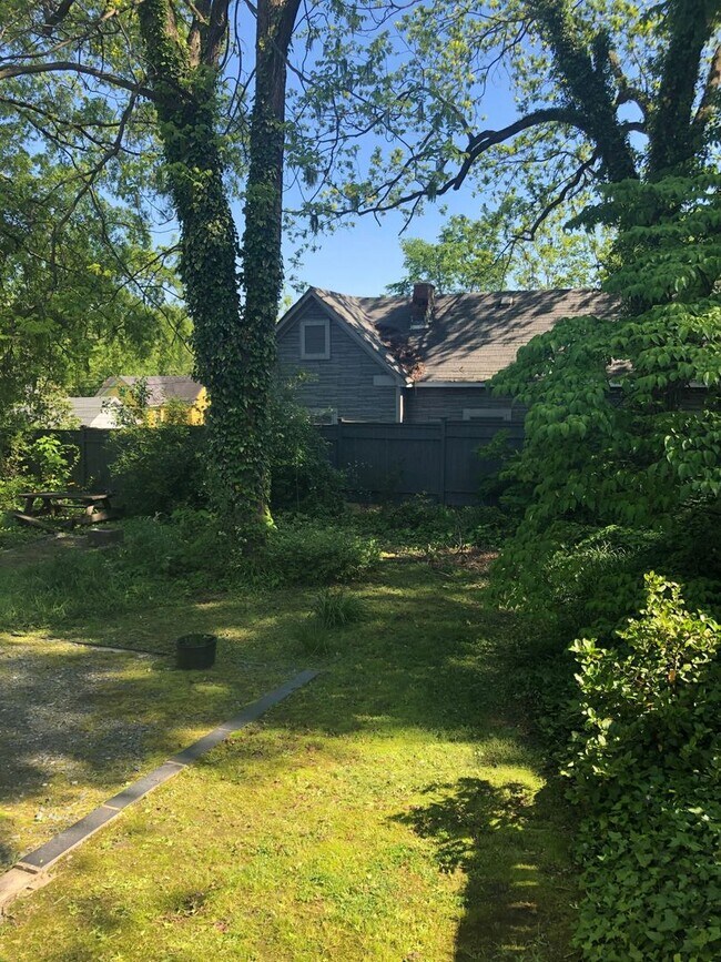 Building Photo - APPLICATION PENDING!!! 2 bedroom Secret Hi...