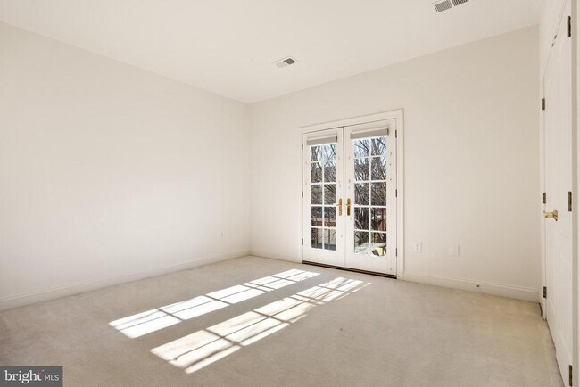 Building Photo - 7440 Old Maple Square