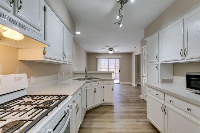 Building Photo - Stylish 2-Bedroom Townhome in Green Valley...