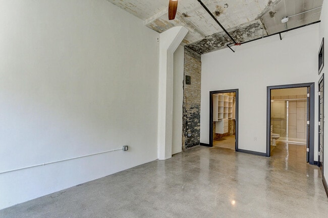 Building Photo - 226 N Water St