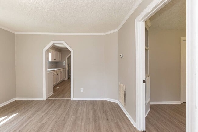 Building Photo - Two Bedroom Home!