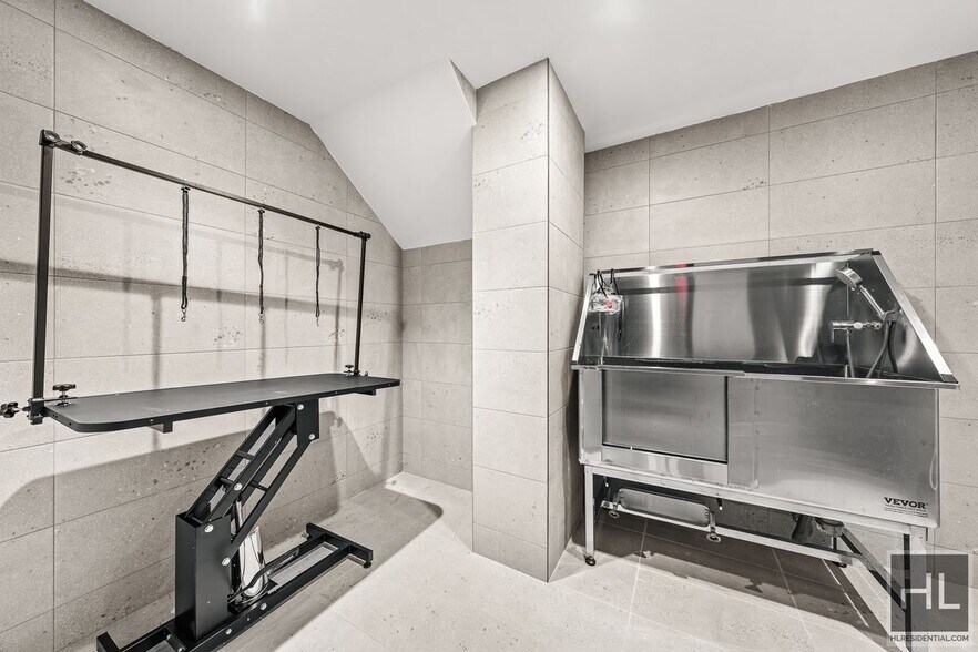 Building Photo - BRUCKNER BOULEVARD