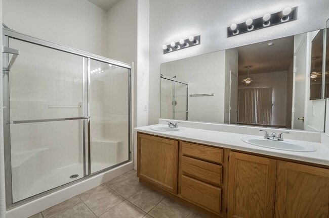 Building Photo - 3 Bedroom Open Layout Condo in Gated Commu...
