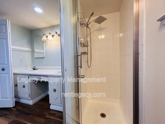 Building Photo - 493 Dahlia St