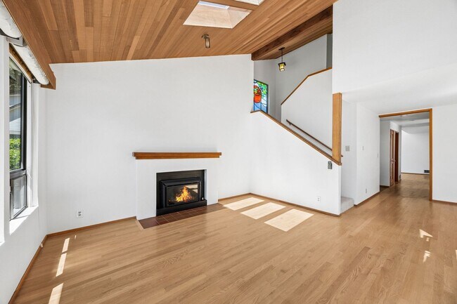 Building Photo - Unique 3bd/2.5bth Haller Lake Home in North Seattle, $4,250/mo.