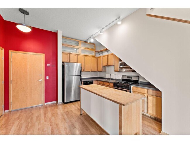 Building Photo - 2650 University Ave W