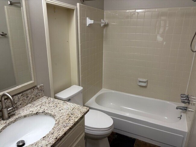 Building Photo - 185 Redwood Cir