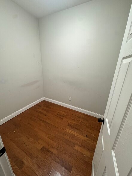 Building Photo - 12 Chelsea St