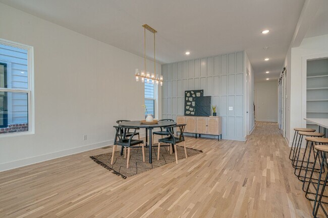 Building Photo - LIKE NEW - Beautiful 4 or 5 BR in Lockelan...