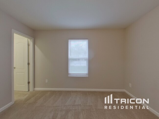 Building Photo - 1401 Waylon Ave